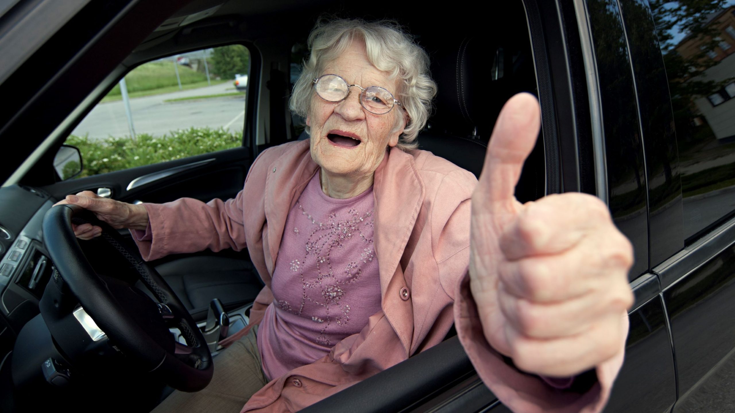 Бабушка что будет делать. Пожилая женщина в авто. Бабка с тачкой. Бабка в машине. Пенсионерка за рулем.