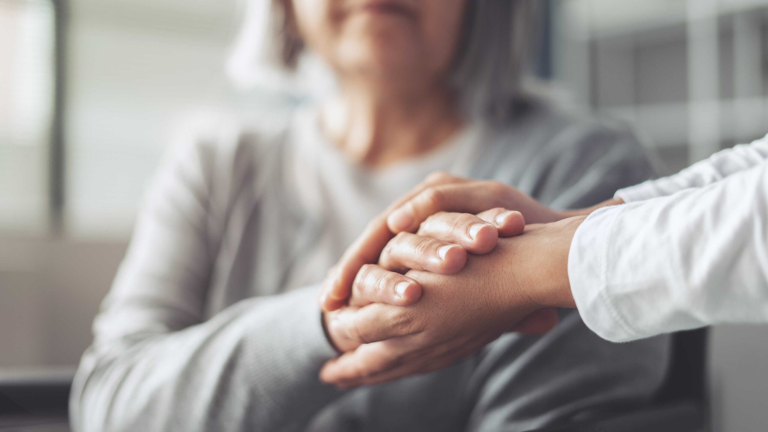 En beroligende hånd til en patient med alzheimers