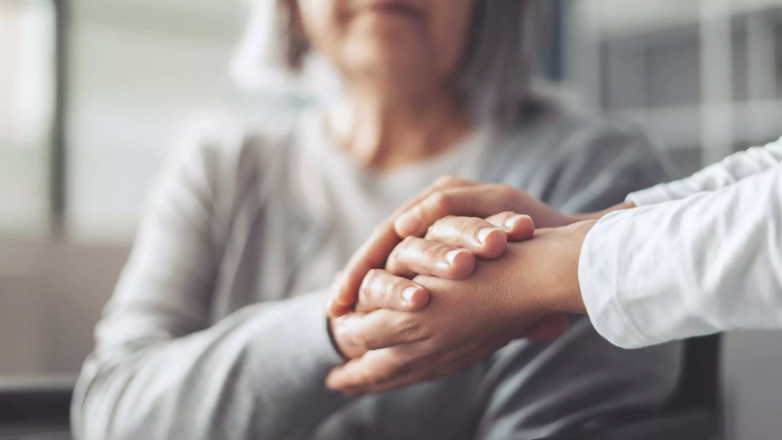 En beroligende hånd til en patient med alzheimers