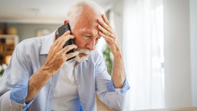 Ældre mand taler i telefon