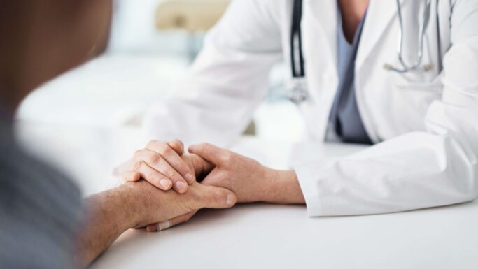 Læge med patient