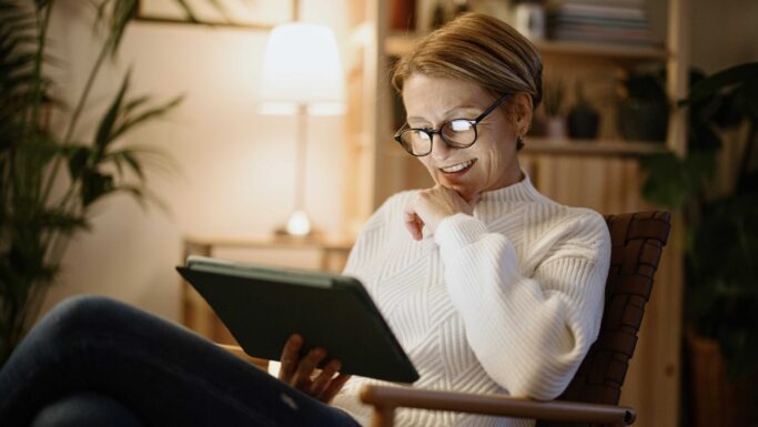 Ældre kvinde med en tablet