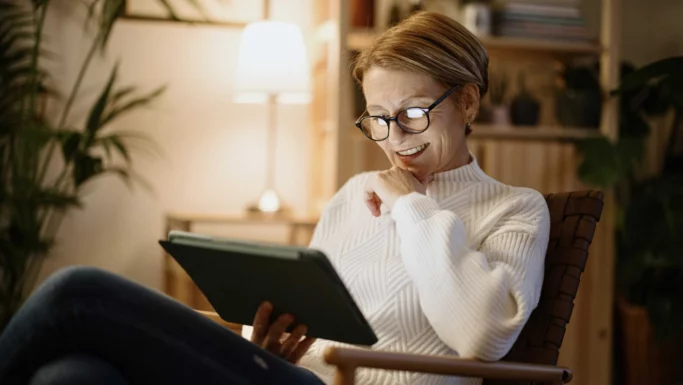Ældre kvinde med en tablet
