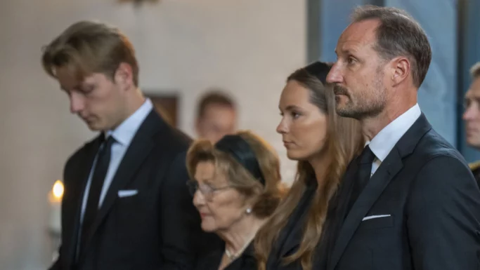 Kong Haakon og familien til sørgegudstjeneste for kong Harald